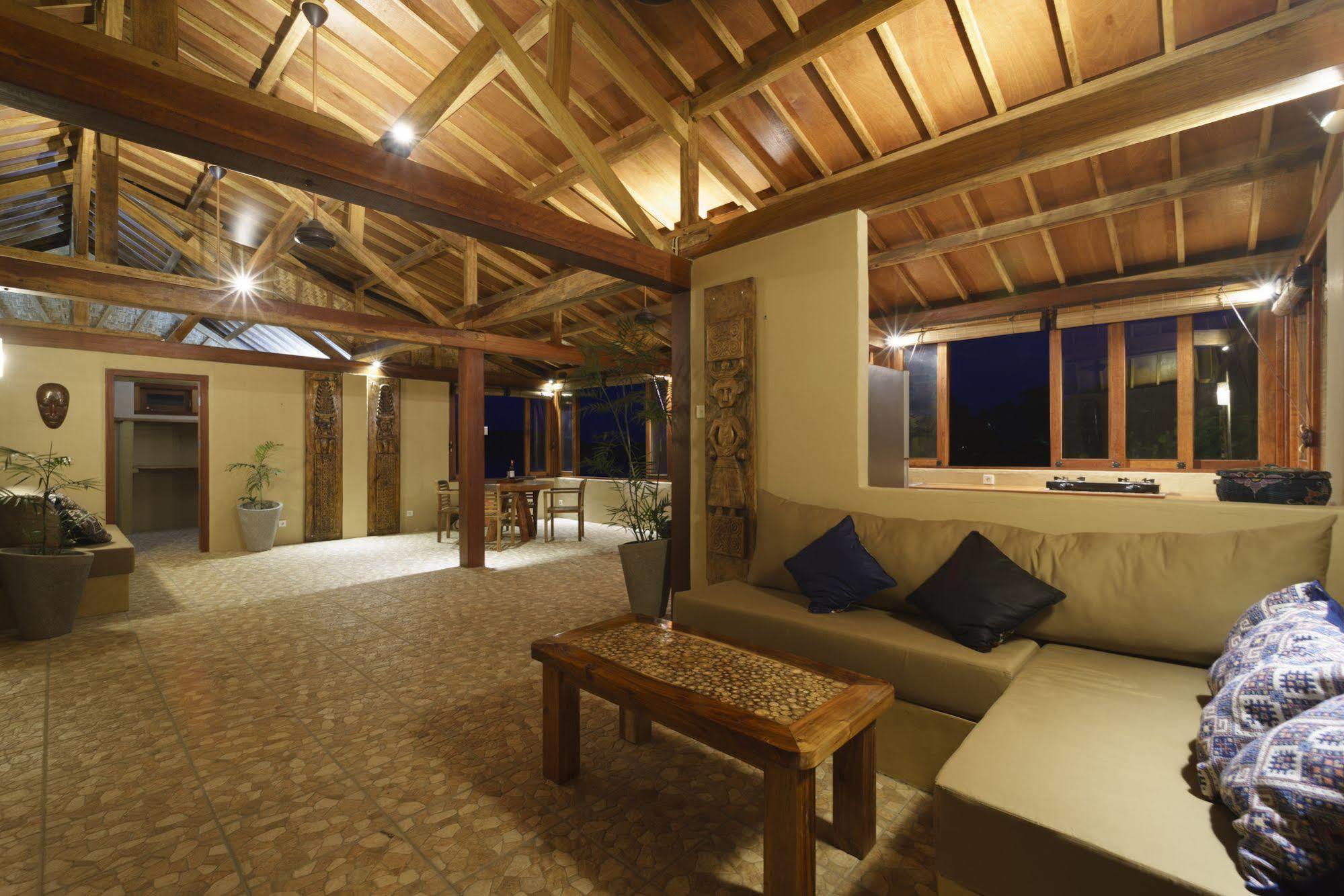 Bruce'S Hideout Hotel Bumbang Ngoại thất bức ảnh